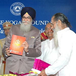 Shri Sundareysan with Tamilnadu Governor Shri Surjit Singh Barnala