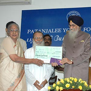 Perasiriyar with Tamilnadu Governor Shri Surjit Singh Barnala